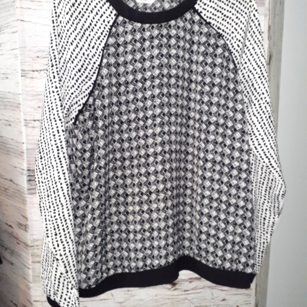 3/$25 Reitmans long sleeve Black & White long sleeve top.